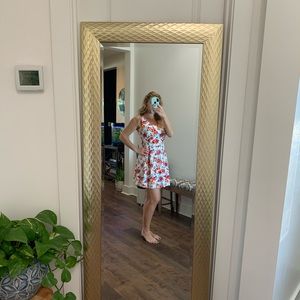 Very adorable floral baby doll dress. I believe it’s a size medium